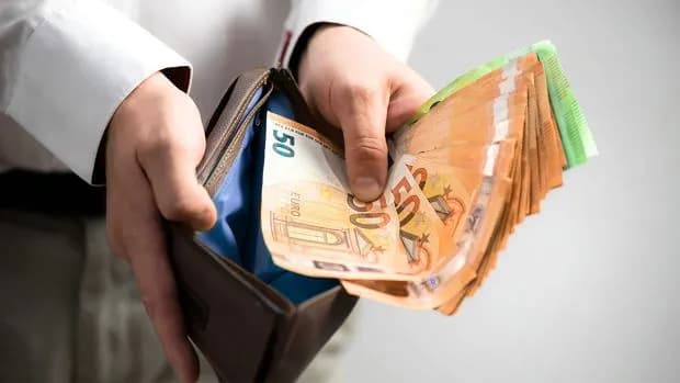 Ile można zarobić w wakacje? Zaskakujące stawki w Polsce i za granicą Ile można zarobić w wakacje? Zaskakujące stawki w Polsce i za granicą