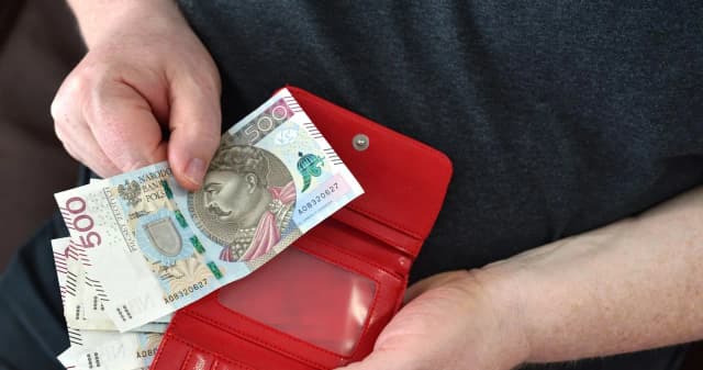 Ile można zarobić pobierając rentę rodzinną? Zaskakujące zależności i fakty Ile można zarobić pobierając rentę rodzinną? Zaskakujące zależności i fakty