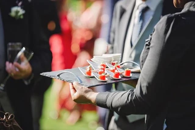 Ile można zarobić na cateringu? Fakty, które mogą cię zaskoczyć Ile można zarobić na cateringu? Fakty, które mogą cię zaskoczyć